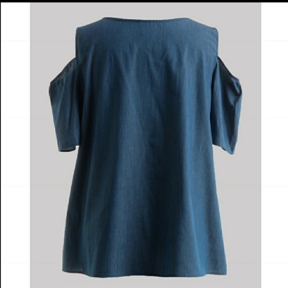 🎉HP 5/20 🎉Plus Denim Cutout Chambray Top - Picture 2 of 5