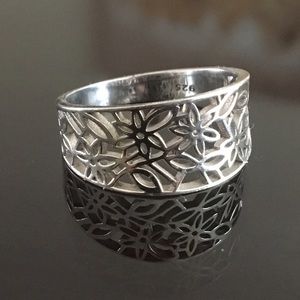 Intricate Flower/Leaf Patterned Ring