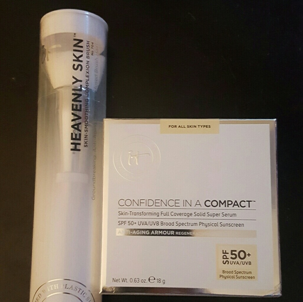 IT Cosmetics Confidence in a Compact and brush