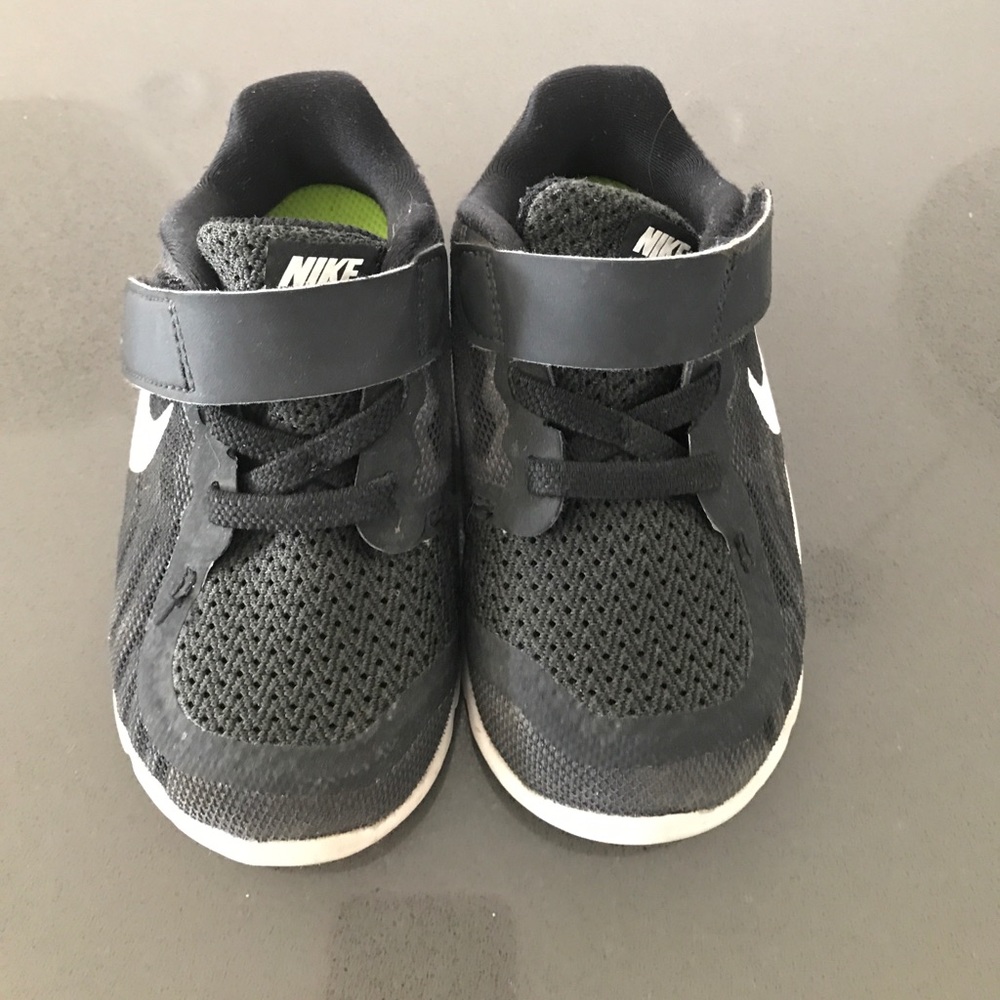 Boys black Nike tennis shoes