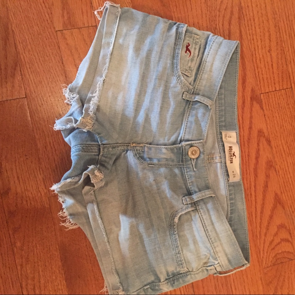Low-Rise Denim Light Wash Hemmed Shorts