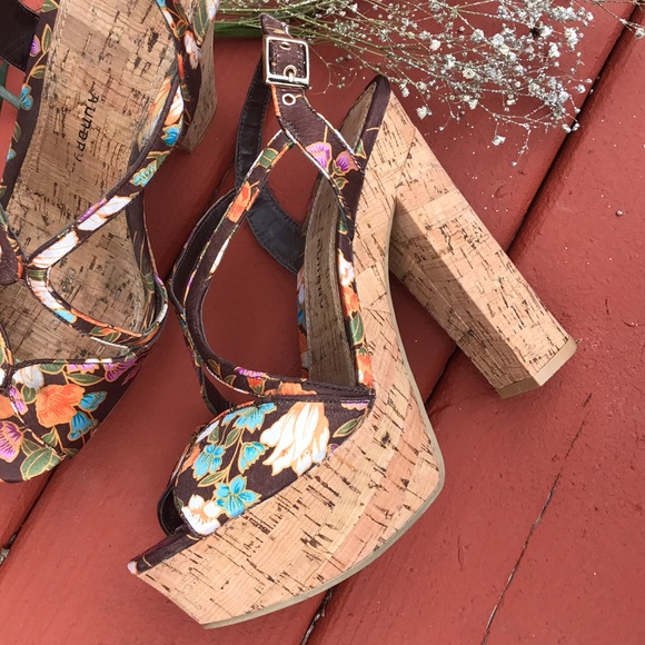 {Chinese Laundry} Heels - Picture 2 of 3