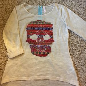 Three-quarter sleeve shirt with skeleton print.