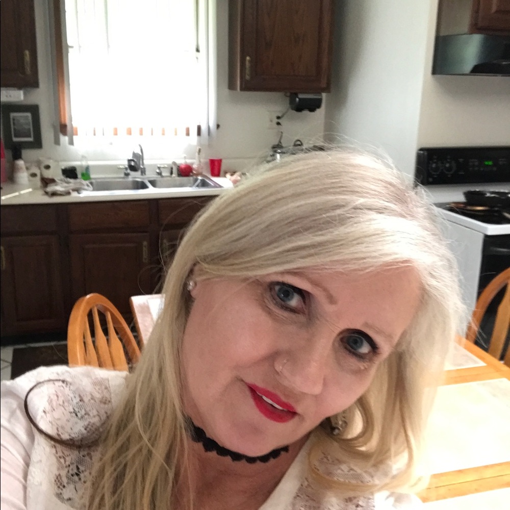 Meet your Posher, Claudia