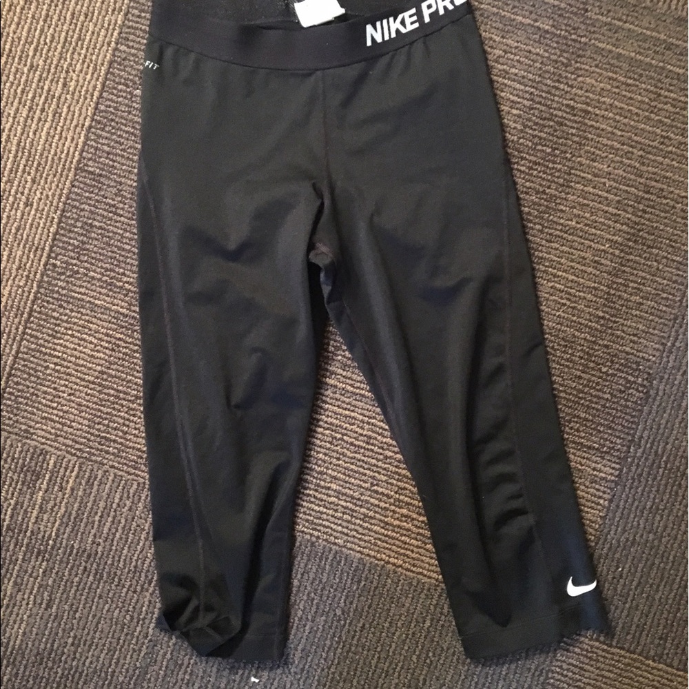 NIKE CAPRI LEGGINGS
