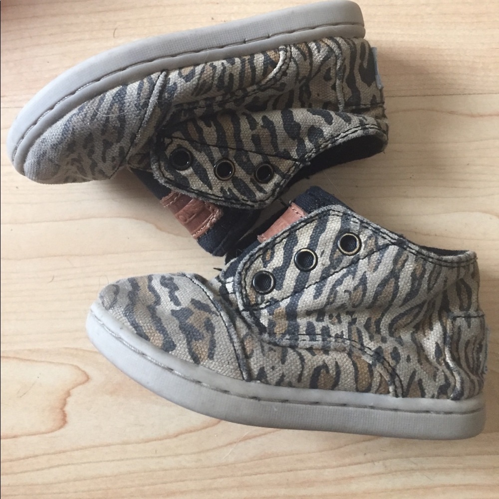 Velcro Leopard high top Toms Size 5 {loved}