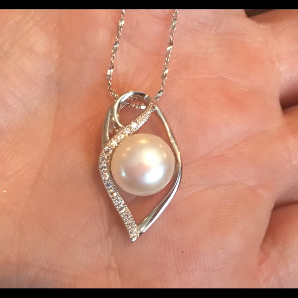 Genuine freshwater pearl/white topaz necklace