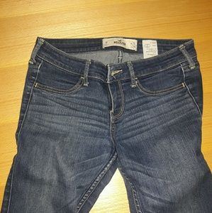 Size 3 hollister skinny jeans.