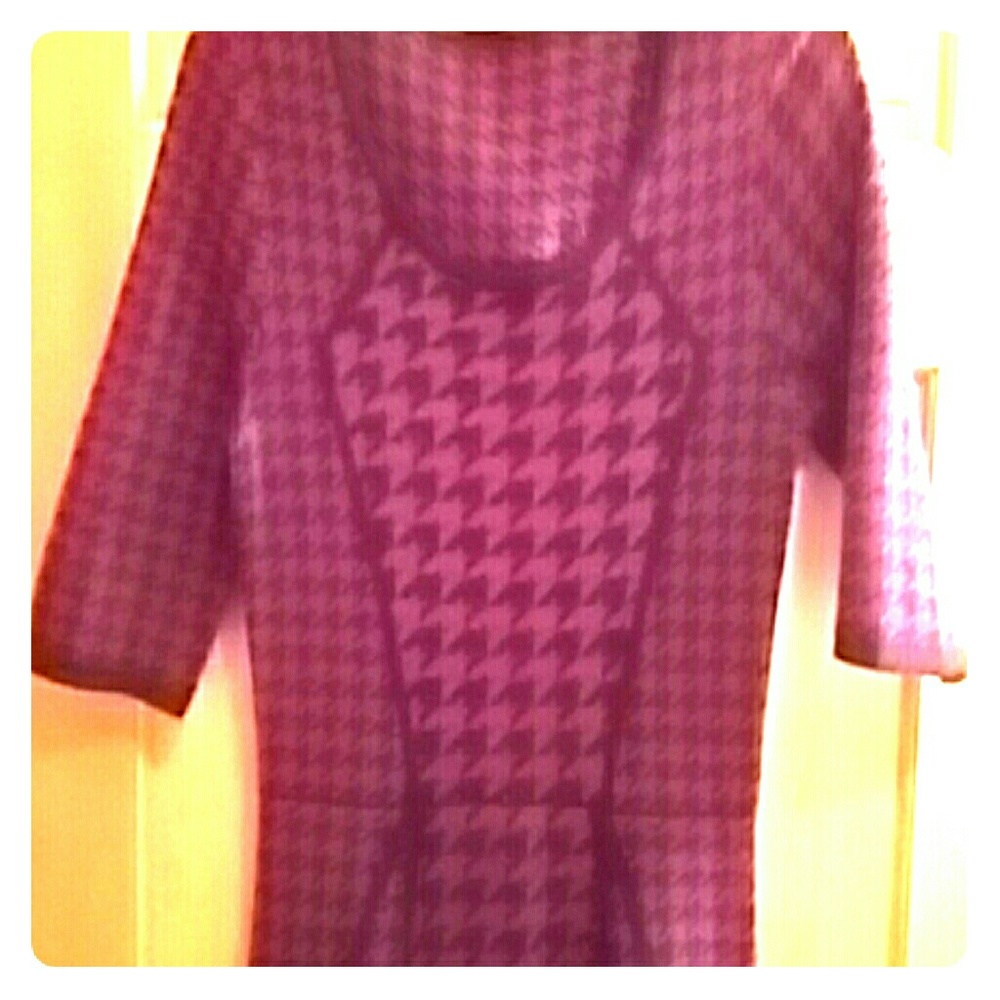 Short sleeve fitted at waist and flairs out