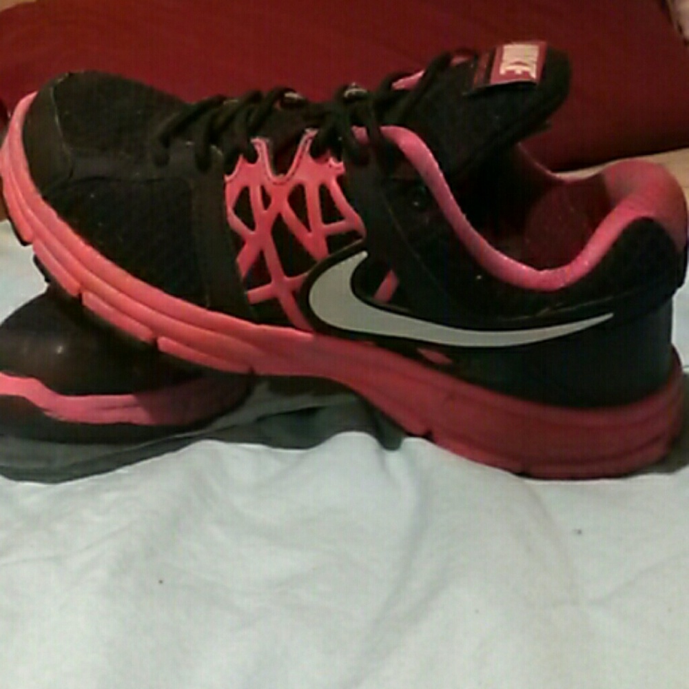 Womens Nike Relentless2 black & pink tennis shoes