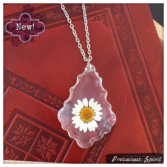 White daisy pressed flower clear acrylic necklace - Picture 1 of 4