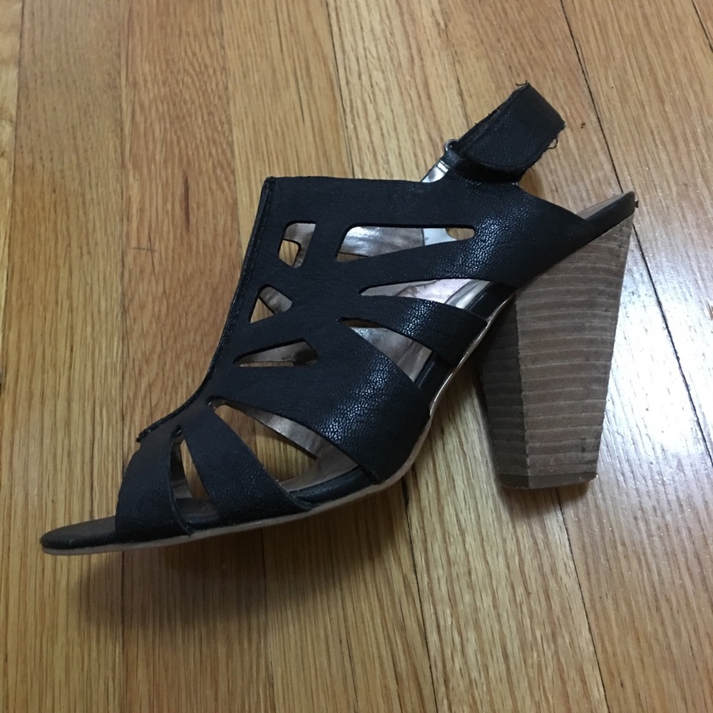 Super Cute black DKNY/ wood heeled spring shoes!