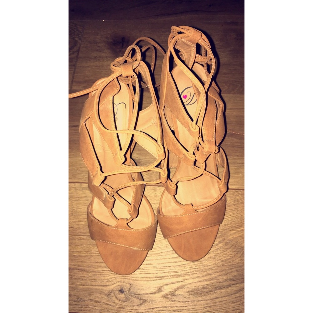 SOLD✔️ Tan Strappy Heels - size 7