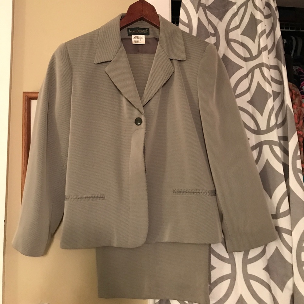 Vintage Harve Bernard suit size 6.