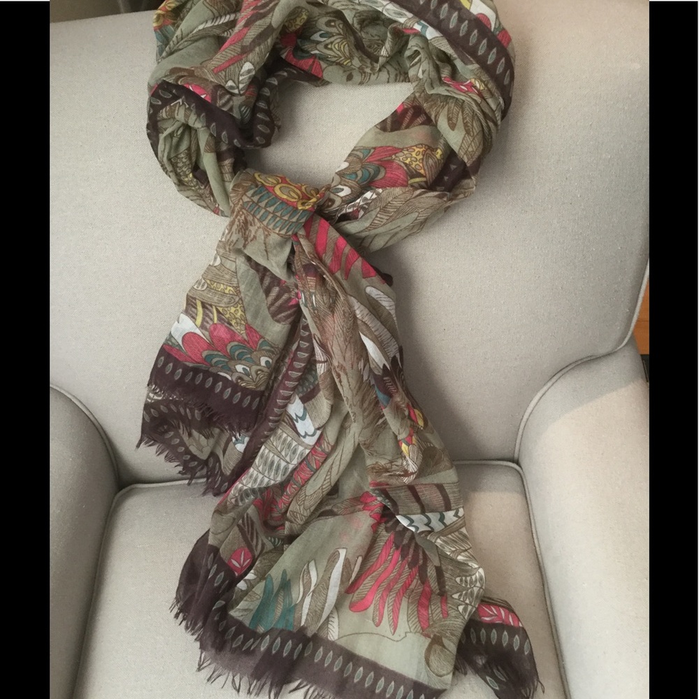 Lightweight scarf with bird motif