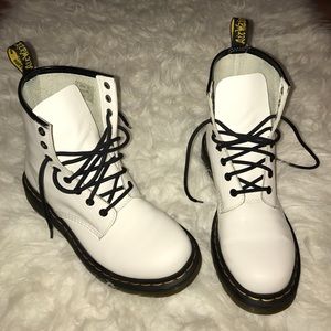 DR. MARTENS WHITE BOOTS