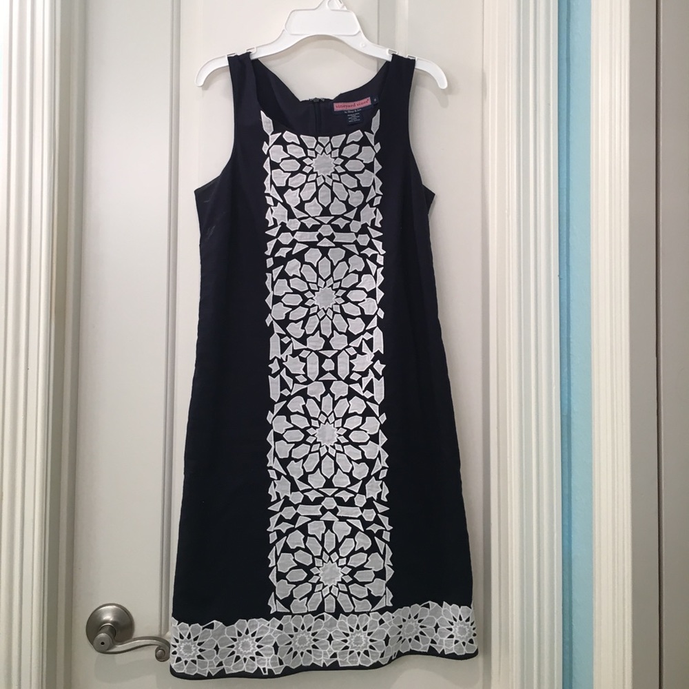 Vineyard vines navy blue dress with white details