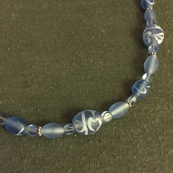 Handmade blue beaded necklace / blue & white swirl - Picture 2 of 4