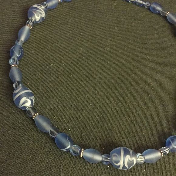 Handmade blue beaded necklace / blue & white swirl - Picture 3 of 4