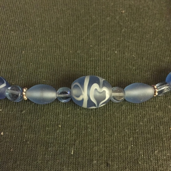 Handmade blue beaded necklace / blue & white swirl - Picture 4 of 4