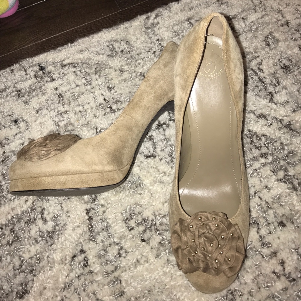 Bcbgeneration Suede flower pumps 8