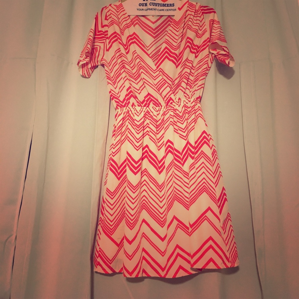 V-neck pink design dress, size sm/md
