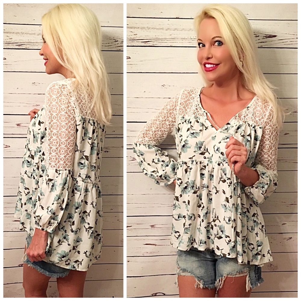 Gorgeous white/blue floral lace accent tunic - Picture 2 of 3