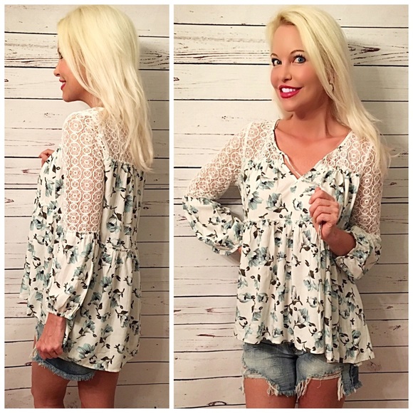 Gorgeous white/blue floral lace accent tunic - Picture 2 of 3