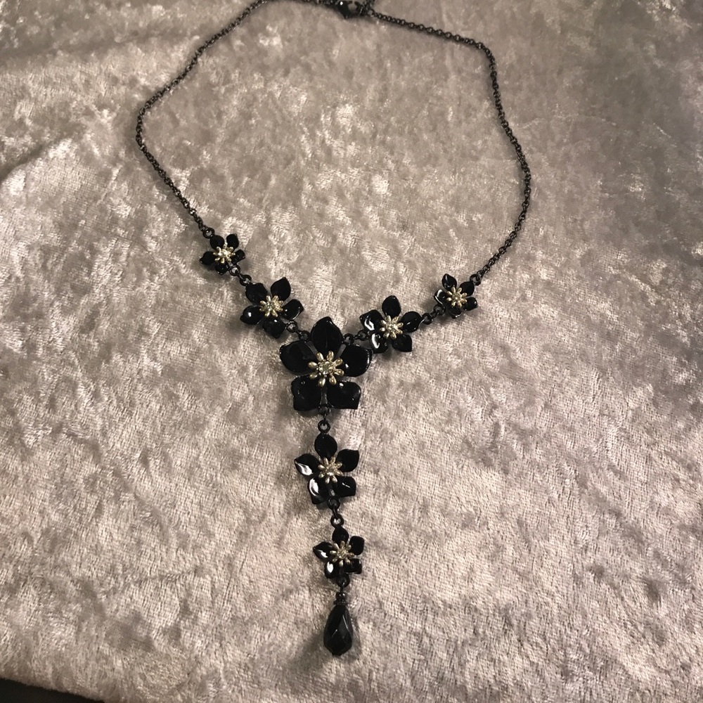 Black and diamond flower necklace
