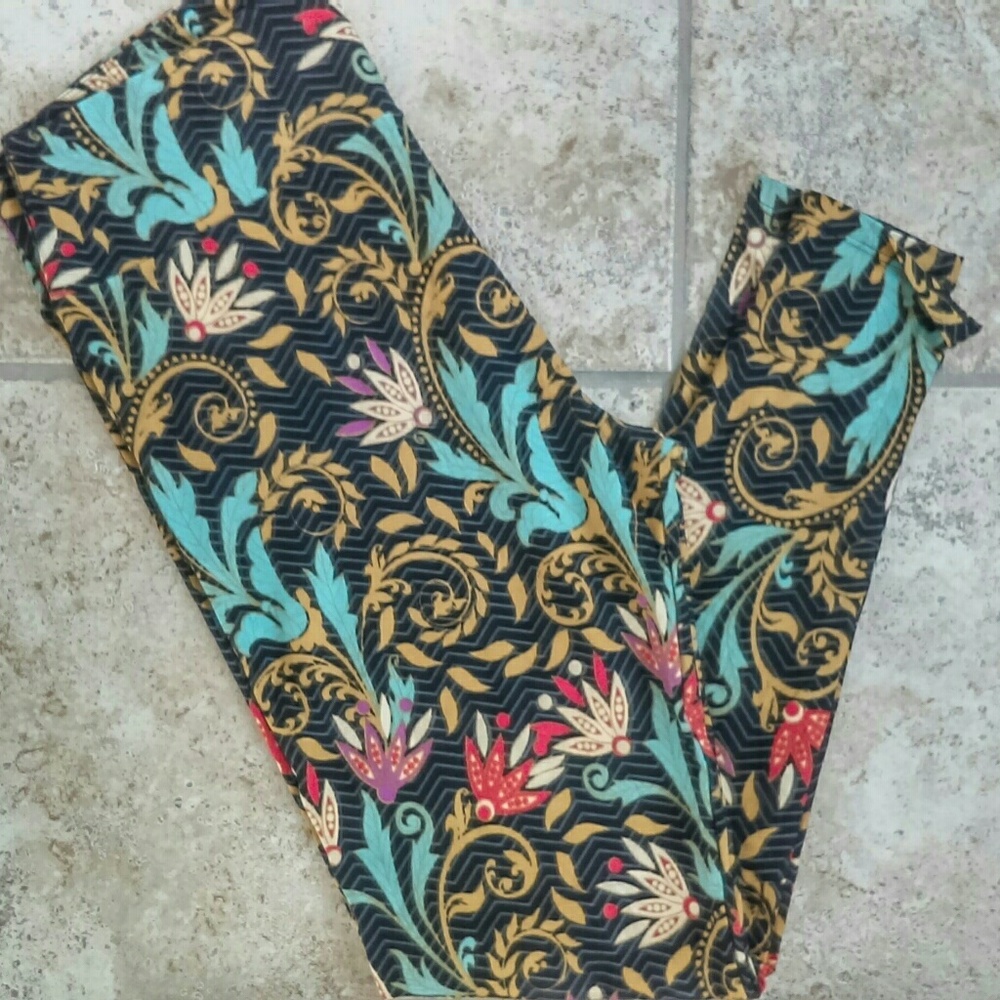 Lularoe Beautiful HTF size TC legging! NWT