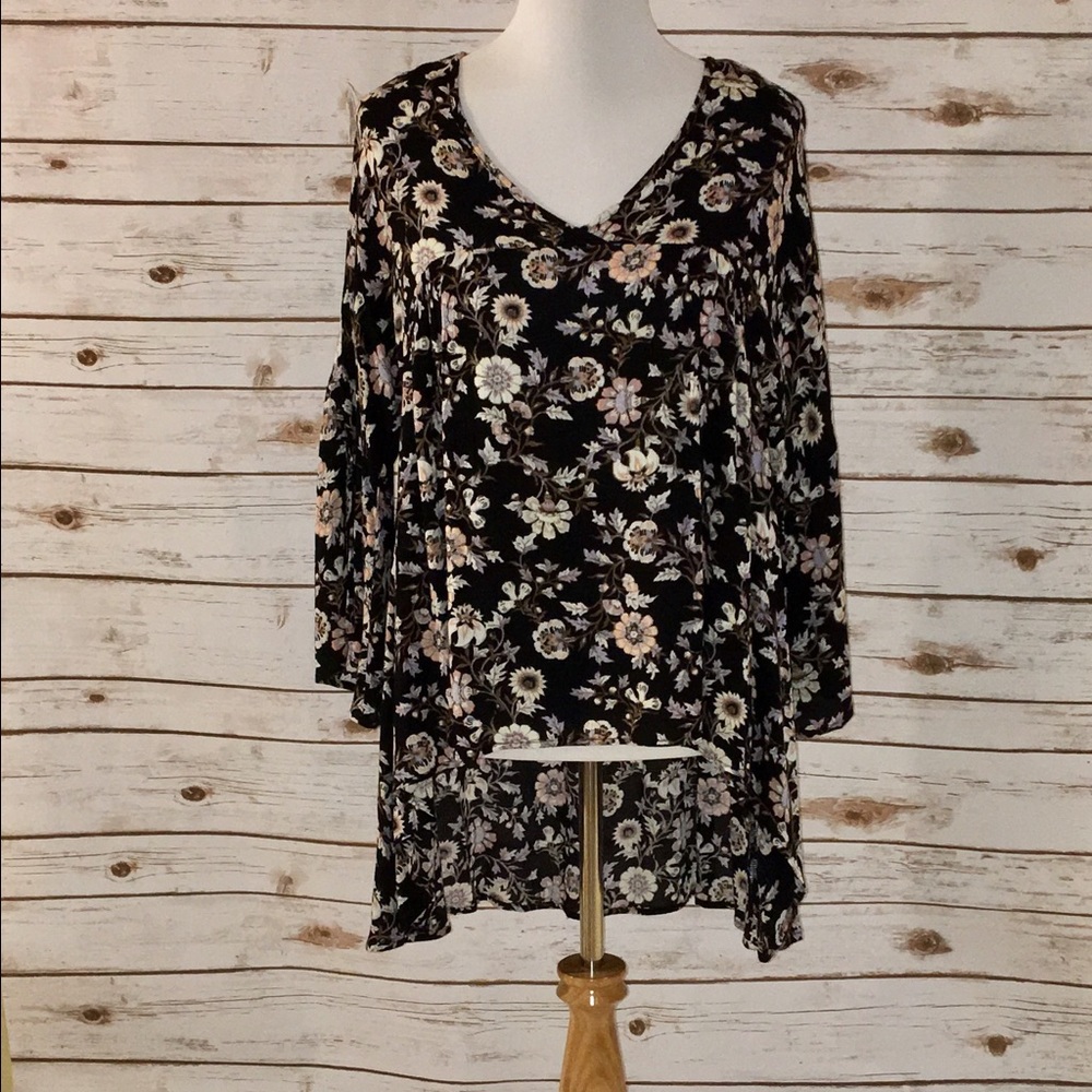 🌸🌸Boutique High Low Top with Spring Flowers Sz M - Picture 2 of 4