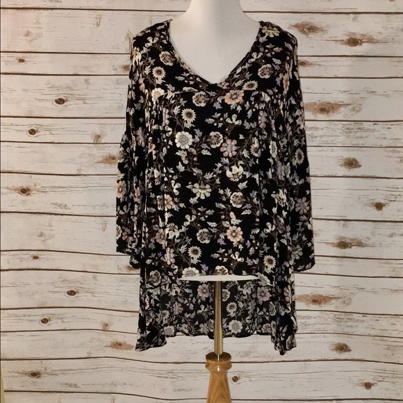 🌸🌸Boutique High Low Top with Spring Flowers Sz M - Picture 2 of 4