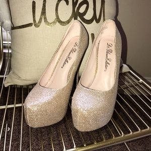 NWOT De Blossom Collection Glitter Pumps