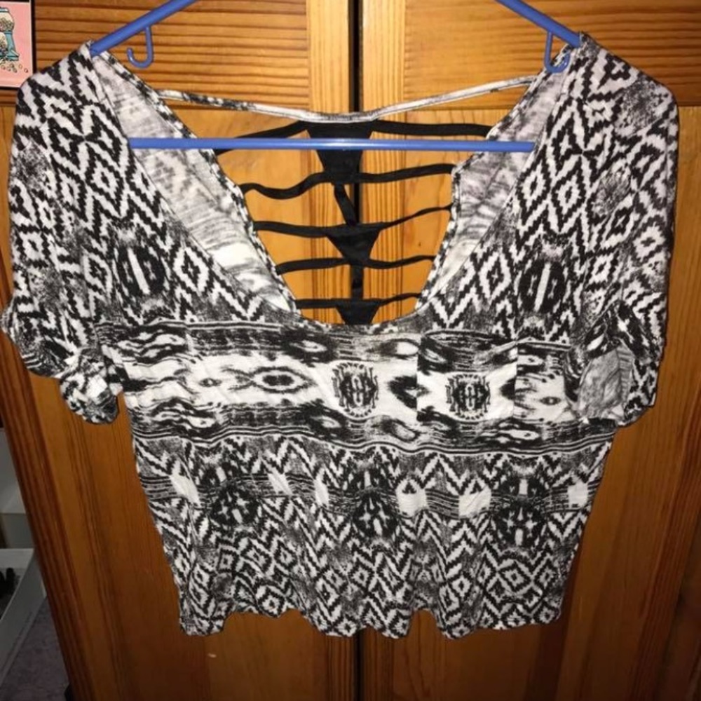 Super cute crop top!!🖤