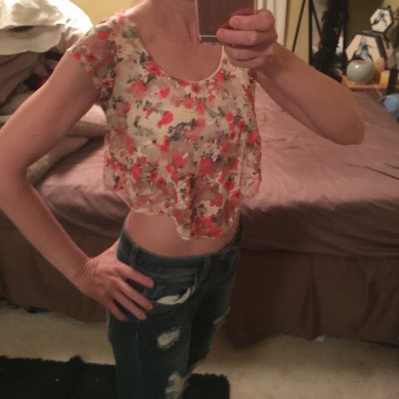 M Tops - Flowy Flowered Lace Crop Top