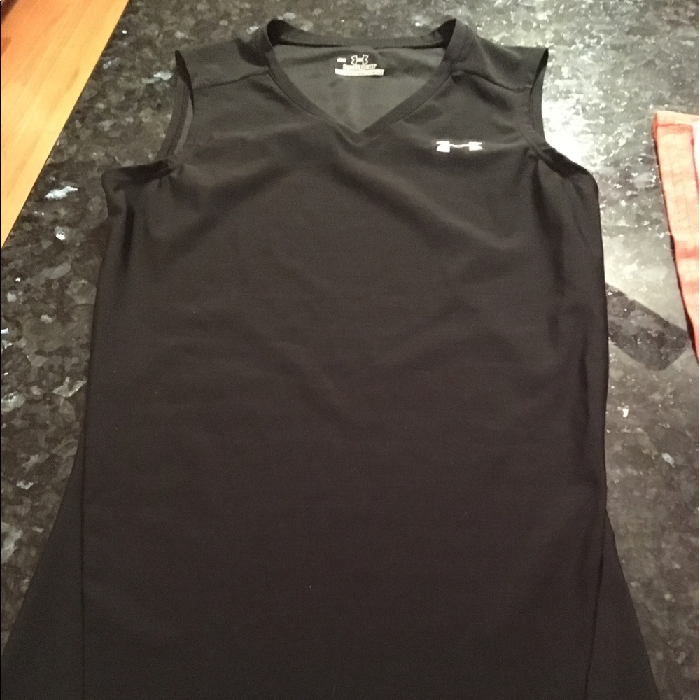 Under Armour heat guard girls shirt black.