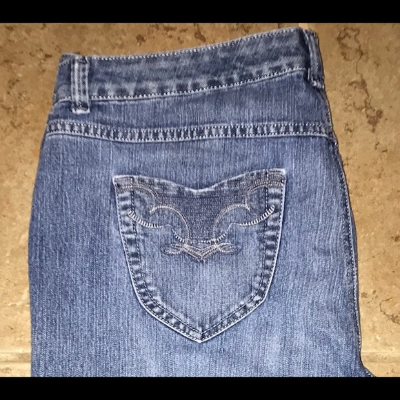Women's Capri Jeans - Picture 2 of 5