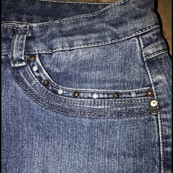 Women's Capri Jeans - Picture 4 of 5