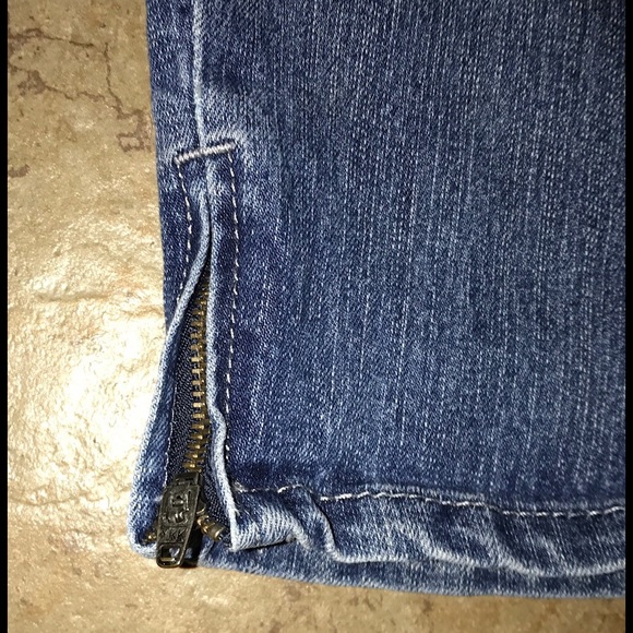 Women's Capri Jeans - Picture 3 of 5