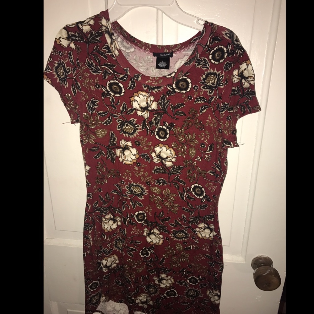 Red floral t shirt dress!