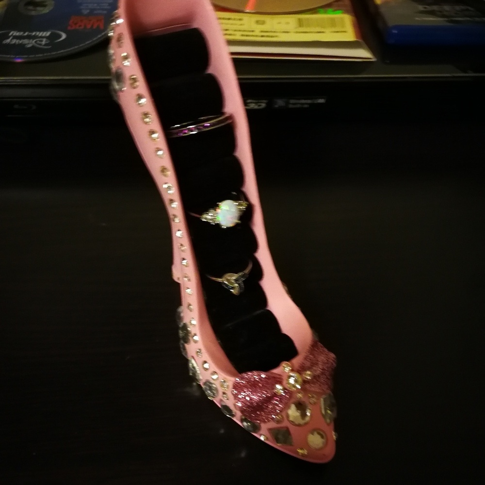 Pink heel ring holder