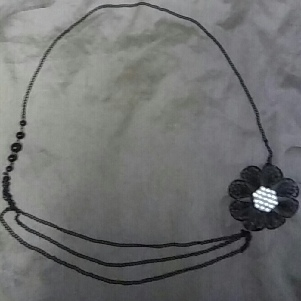 Side necklace