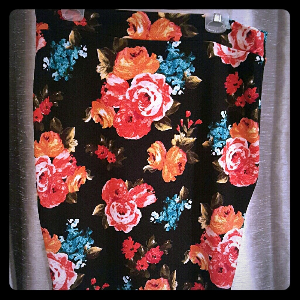 Gorgeous stretch floral skirt size XL