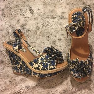 NWOT Top Moda Flower Wedge Sandal size 8