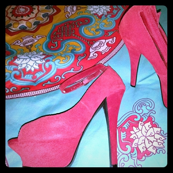 bebe beautiful red suede platforms - Picture 2 of 4