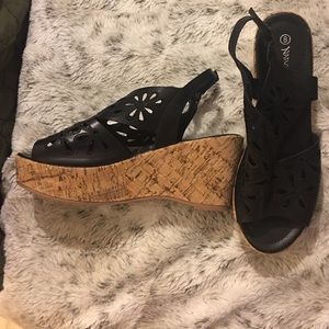 Nature Breeze Wedge Sandal w/ floral cut outs 8