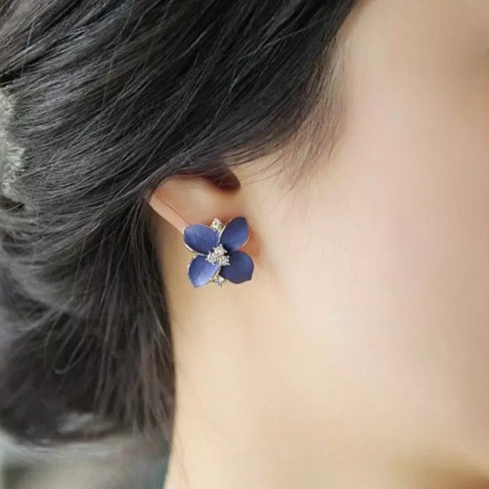 Blue flower crystal ear stud