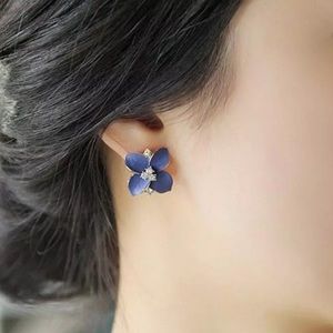 Blue flower crystal ear stud