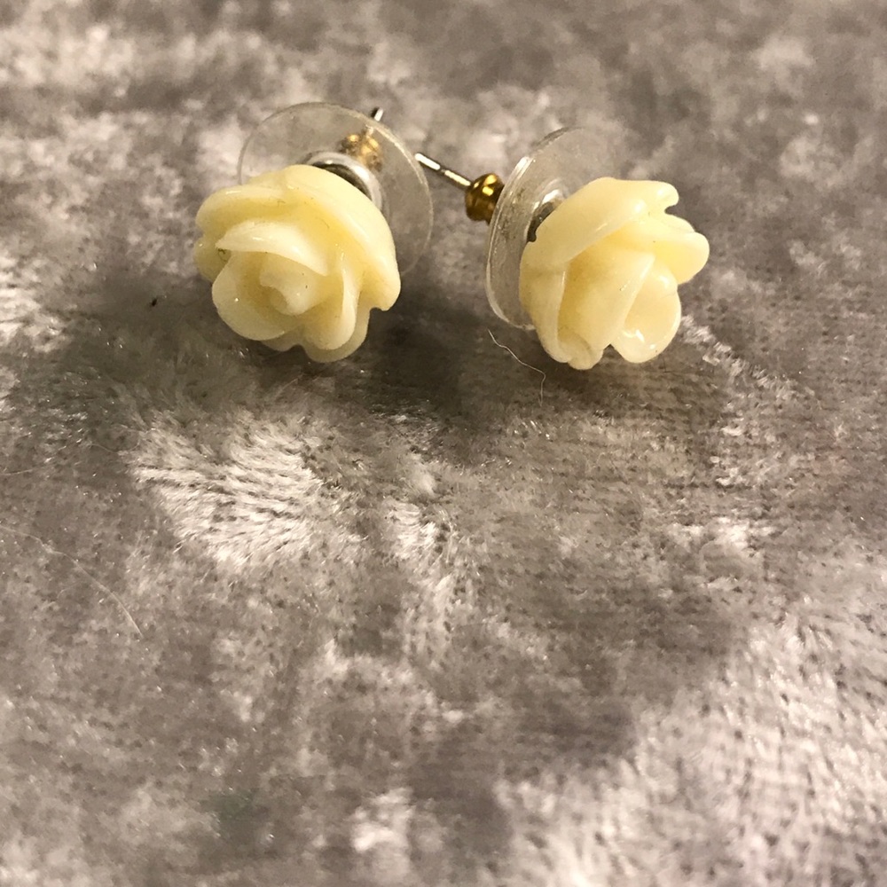 Cream rose stud earrings