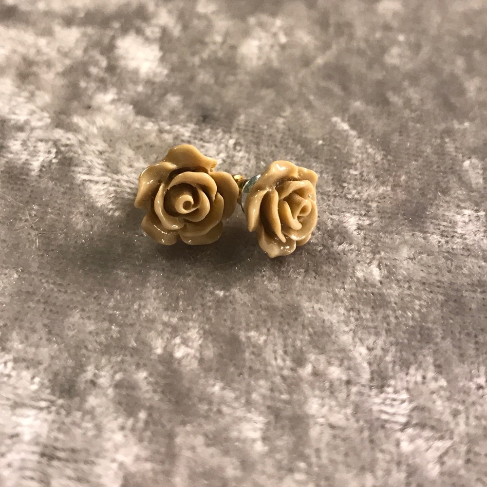 Tan flower stud earrings